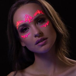 Tak tohle milujeme 😍 Obličejové šperky MOON zářící ve tmě jsou jedinečným doplňkem na party, festival, koncert a další...