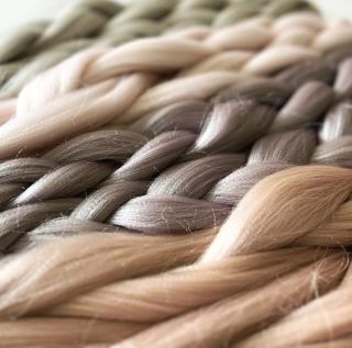 Hlásíme, že jsme naskladnili kanekalon Easy Braid a Miss Rola, který je k dispozici také v nesestříhané a v krátké -...